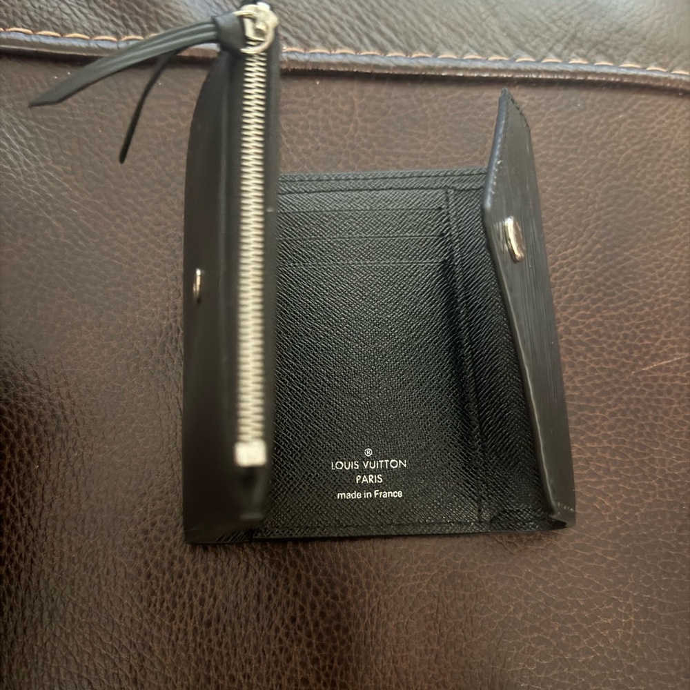 Authentic LV Epi Leather Wallet in excellent new condition. Used only once. - Picture 6 of 8